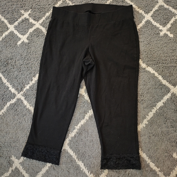 TORRID CAPRI SIGNATURE WAIST LACE TRIM LEGGING BLACK CROPPED LEGGINGS SIZE 1 - Picture 3 of 7